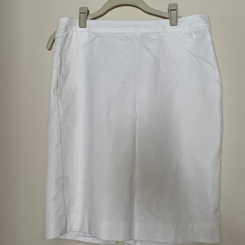 White skirt size 6 Liz Claiborne